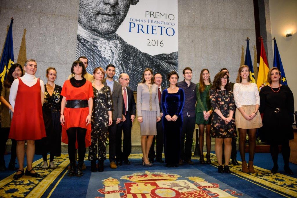 La Reina y los alumnos de la V promoción